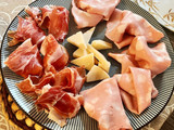 Antipasto italiano: panecitos de sabores con tabla de embutidos