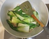 Gambar langkah 2 resipi Menu Berpantang : Pak Choi Goreng.