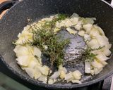 Une image de l'étape 9 de Pommes de terre rouges sautées ail, oignon et herbes aromatiques.