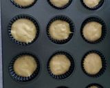 Gambar langkah 6 resipi Mini banana chip cupcakes.