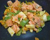 Une image de l'étape 4 de Salade liégeoise au saumon.