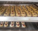 Foto langkah ke 6 dari resep Strawberry cheese Thumbrint cookies.