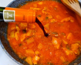 Foto del paso 4 de la receta: Pollo en salsa de tomate con patatas