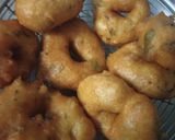 A picture of step 2 of Medu vada.