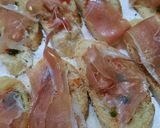 Foto del paso 5 de la receta: Bruschetas con jamón crudo y pesto