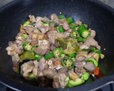 Foto langkah ke 4 dari resep Oseng Jeroan Cabe Ijo.