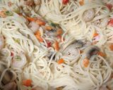 Foto del paso 5 de la receta: Espaguetis cremosos con gambitas!