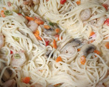 Foto del paso 5 de la receta: Espaguetis cremosos con gambitas!