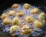 A picture of step 4 of Spinach Medu vada.