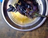 A picture of step 1 of Baingan Ka Bharta.