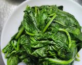 Foto del paso 3 de la receta: Espinacas al vapor para preparar revuelto de espinaca y huevo