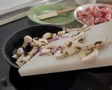 Foto del paso 3 de la receta: Estofado sencillo de cerdo con champiñones