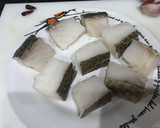 Foto del paso 1 de la receta: Bacalao confitado con crema de pimiento morrón y guindilla cayena y el otro pincho con pil pil