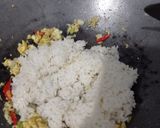 Foto langkah ke 5 dari resep Nasi Goreng Teri Medan ala Solaria.
