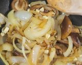 Foto del paso 2 de la receta: Shiitake y vienesas salteadas