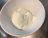 Une image de l'étape 1 de Sauce au yaourt, citrons, coriandre et moutarde au pain d'épices.