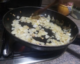 Foto del paso 2 de la receta: Tortellinis de espinacas con cebolla y salchichas en 16 minutos