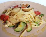 Foto del passaggio 6 della ricetta Linguine vongole di mare zucchine e pomodorini