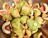 Hình bước làm 2 của món Cá Bò Ngừ Kho Trái Vả