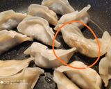 A picture of step 2 of Pan fried Chinese dumpling 锅贴.