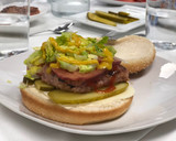Foto del paso 4 de la receta: Hamburguesa de pollo sobre pan