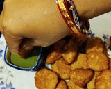 A picture of step 7 of Moong dal pakoda.