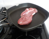 Foto del paso 5 de la receta: Bistec de ternera plancha con ajos dorados