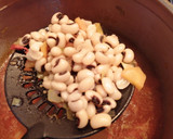 Foto del paso 4 de la receta: Carillas con verduras, salchichas y butifarra