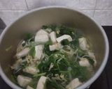 Foto langkah ke 4 dari resep Bening Bayam Tahu Putih.