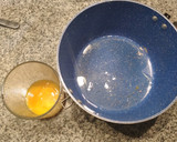 Foto del paso 2 de la receta: Bizcocho de manzana en sartén