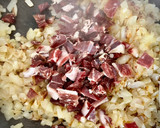 Foto del paso 1 de la receta: Guisantes frescos con tomate, jamón y huevo poché