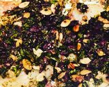 Foto del paso 2 de la receta: Pescado en Costra de Semillas y Aceitunas Negras, acompañado de Uvalinas y Aceitunas en Ensalada
