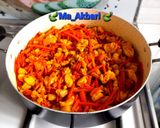 عکس مرحله 2 از دستور ☘️مراحل پخت هویج پلو زعفرونی با مرغ تکه ای و زرشک