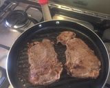Foto del paso 1 de la receta: New York steak c/ salsa jalapeño, cesar salad y papas salteadas