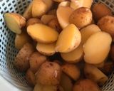Foto langkah ke 3 dari resep Sauteed Baby Potato #dapurwiwin 👩🏻‍🍳.