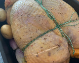Foto del paso 4 de la receta: Pollo relleno de membrillo, manzana y cebolla🎄