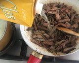 Foto del paso 2 de la receta: Carne de asado especiada en salsa de tomates frescos