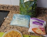 Foto del paso 1 de la receta: Salteado de garbanzos con espinacas y calabacín