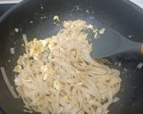 Foto langkah ke 3 dari resep Pad Thai.
