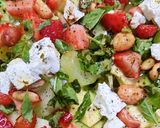 Foto del paso 2 de la receta: Ensalada de fresas y uvas verdes