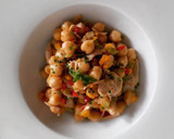 Foto del paso 7 de la receta: Ensalada de garbanzos, pimientos y pollo confitado