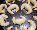 Foto del paso 2 de la receta: Medialunas echas c/ leche en polvo y aceite