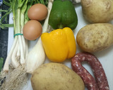 Foto del paso 1 de la receta: Longaniza con patatas, verduras y huevo
