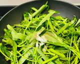 Foto langkah ke 2 dari resep Kangkung Cah Daging.