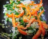 A picture of step 3 of Spring Onion & Red Capsicum Pasta.