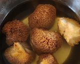 Hình bước làm 1 của món Nấm hầu thủ kho chuối xanh (món chay)