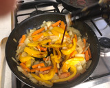 Foto del paso 3 de la receta: Salmón con salteado de verduras