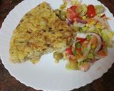 Foto del paso 7 de la receta: Tortilla de papas con cebolla y puerro sofrito y ensalada