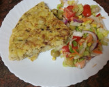 Foto del paso 7 de la receta: Tortilla de papas con cebolla y puerro sofrito y ensalada