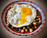 Foto del paso 3 de la receta: Garbanzos salteados con morcilla y huevo frito